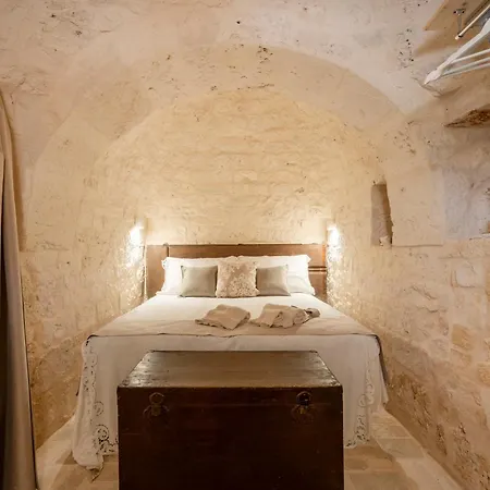 Trullo Cargiulo: Rustic Elegance In Мартина-Франка