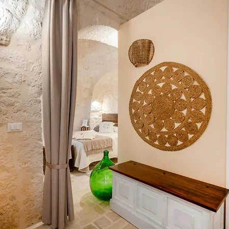 Trullo Cargiulo: Rustic Elegance In Apartment